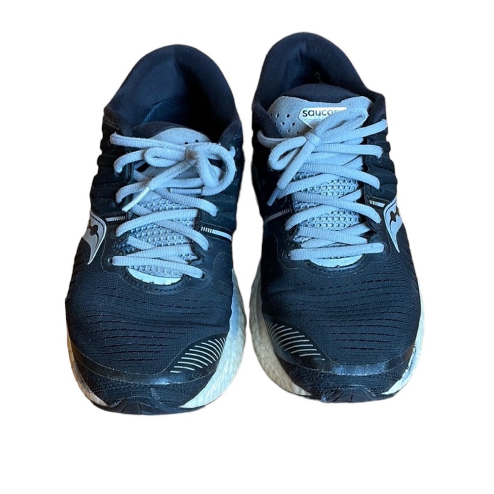 WOMEN'S SAUCONY HURRICANE 22. Gently used. Size 9.
